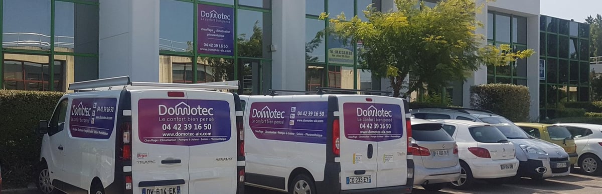 Flotte de véhicules Domotec devant les locaux de l'entreprise à Aix-en-Provence
